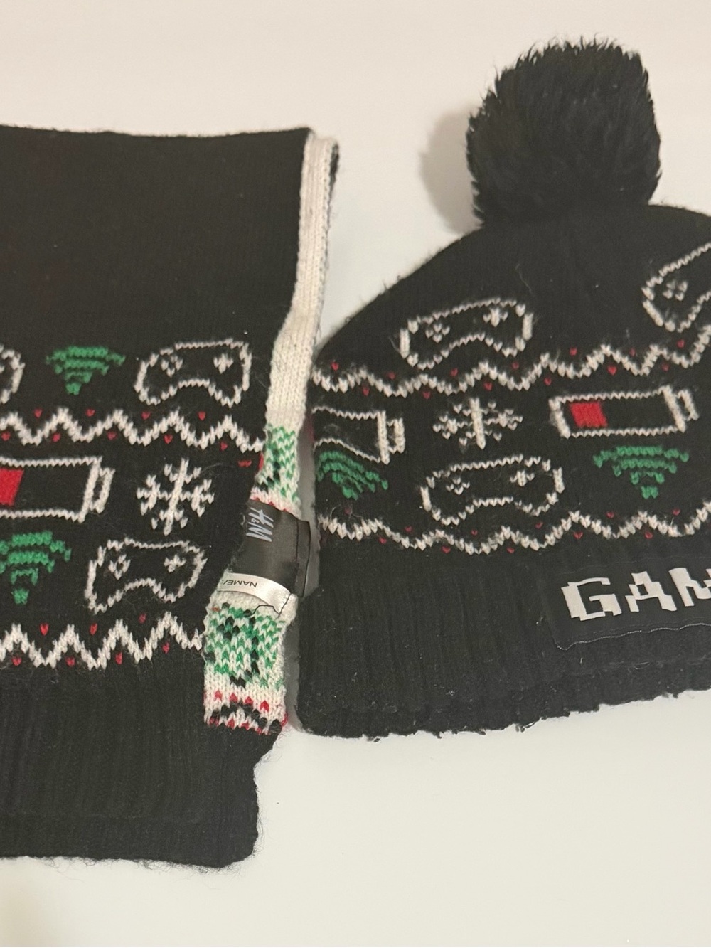 H&M Black Pom Beanie and Scarf Set - Holiday Pattern size 5T-7 years